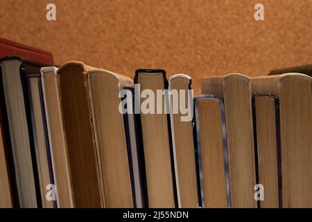 Livres de couverture sur fond de liège Banque D'Images