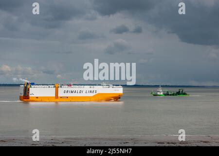 2022 la Grande Floride des lignes Grimaldi navigue près de Terneuzen sur l'Escaut occidental en direction d'Anvers Banque D'Images