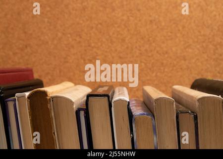 Livres de couverture sur fond de liège Banque D'Images