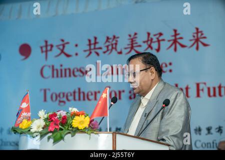 Katmandou, Népal. 20th avril 2022. Devendra Paudel, ministre népalais de l'éducation, des sciences et de la technologie, s'exprime lors d'un événement marquant la Journée des langues chinoises de l'ONU à Katmandou, au Népal, le 20 avril 2022. La Journée de la langue chinoise des Nations Unies a été célébrée mercredi à Katmandou en affichant la beauté de la langue parlée le plus souvent dans le monde. Credit: Hari Maharajan/Xinhua/Alamy Live News Banque D'Images