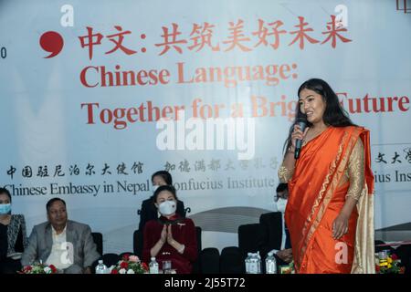 Katmandou, Népal. 20th avril 2022. Un étudiant népalais chante une chanson chinoise lors d'un événement marquant la Journée de la langue chinoise de l'ONU à Katmandou, au Népal, le 20 avril 2022. La Journée de la langue chinoise des Nations Unies a été célébrée mercredi à Katmandou en affichant la beauté de la langue parlée le plus souvent dans le monde. Credit: Hari Maharajan/Xinhua/Alamy Live News Banque D'Images