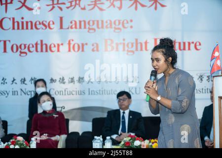 Katmandou, Népal. 20th avril 2022. Un étudiant népalais chante une chanson chinoise lors d'un événement marquant la Journée de la langue chinoise de l'ONU à Katmandou, au Népal, le 20 avril 2022. La Journée de la langue chinoise des Nations Unies a été célébrée mercredi à Katmandou en affichant la beauté de la langue parlée le plus souvent dans le monde. Credit: Hari Maharajan/Xinhua/Alamy Live News Banque D'Images