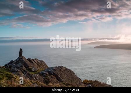 La côte près d'Aberdaron, avec Ynys Enlli (île de Bardsey) et Porth Ysgo avec, de Trwyn Talfarach Banque D'Images