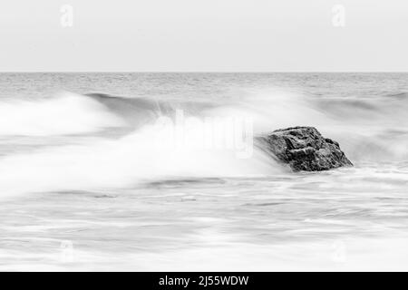 Vagues se brisant sur des rochers à Whistling Sands, Porthor, péninsule de Lleyn, pays de Galles Banque D'Images