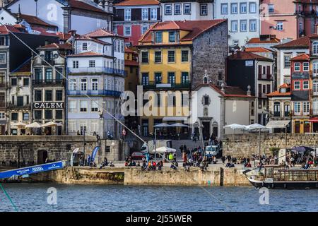 Les cafés et les hôtels du bord de la rivière Duoro avec leurs habitants sont au bord de la rivière CPCSRA da Ribeira. Banque D'Images