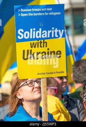 Manifestant aux stands de Londres avec le rassemblement de manifestation de l'Ukraine, dans le centre de Londres, pour protester contre l'invasion russe de l'Ukraine par le président Vladimir Poutine. Banque D'Images