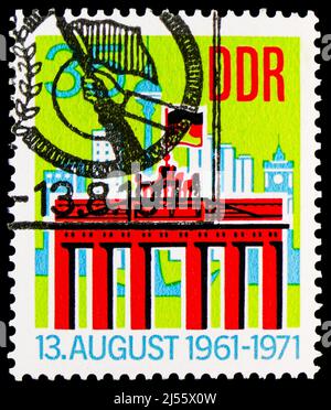 MOSCOU, RUSSIE - 27 MARS 2022: Timbre-poste imprimé en Allemagne montre la porte de Brandebourg, 10 ans de la série du mur de Berlin, vers 1971 Banque D'Images