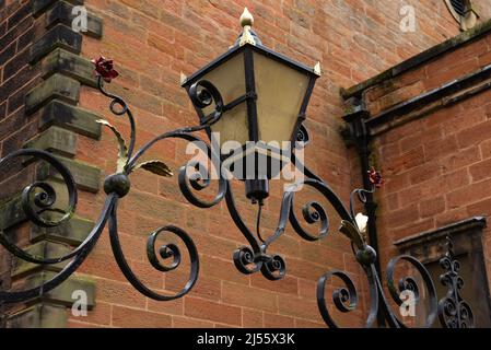 Ancienne lampe en métal décorative dans la ville anglaise. Carlisle, Angleterre. Banque D'Images