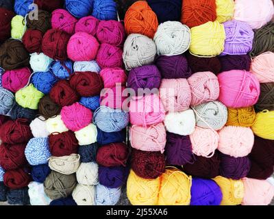fils de laine multicolores dans une balle pour le tricot de près, le concept de couture, le tricot et le travail à l'aiguille Banque D'Images