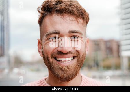 Joyeux Ginger Hair homme souriant sur l'appareil photo extérieur - Redhead concept de gens authentiques Banque D'Images