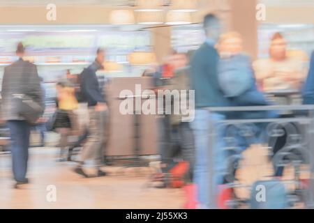 Les gens d'affaires se trouvent dans le hall d'un bureau très animé. Résumé arrière-plan flou et flou Banque D'Images