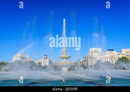 Bucarest, Roumanie, 4 septembre 2021 : fontaine décorative avec de petites gouttes d'eau sur la place Unirii (Piata Unirii) dans le centre-ville, en automne ensoleillé Banque D'Images