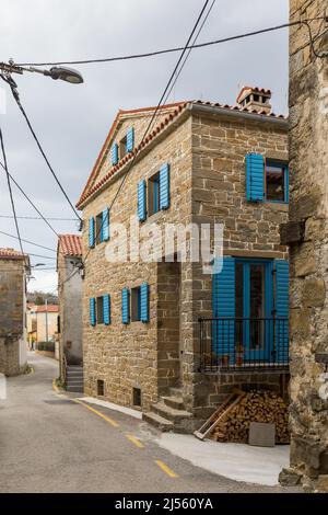 Maison typique en pierre dans le village de Kostabona, Istrie, Slovénie Banque D'Images