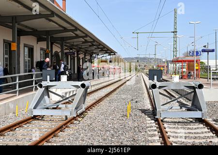 Breisach, Allemagne - avril 2022 : passagers en attente sur la plate-forme de la gare de Breisach, qui est le terminus de la ligne Banque D'Images