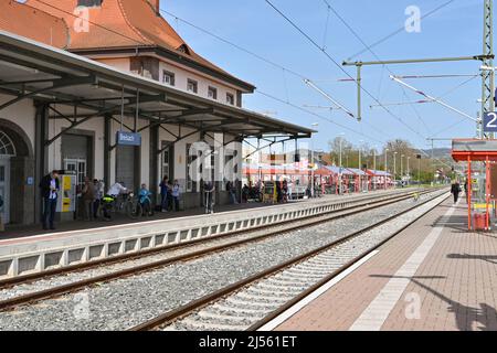 Breisach, Allemagne - avril 2022 : passagers attendant un train sur la plate-forme de la gare de Breisach Banque D'Images