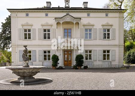 Bâle, Suisse - avril 2022 : vue extérieure avant de la Villa Merian dans les jardins du Merian, un jardin botanique près du centre-ville Banque D'Images