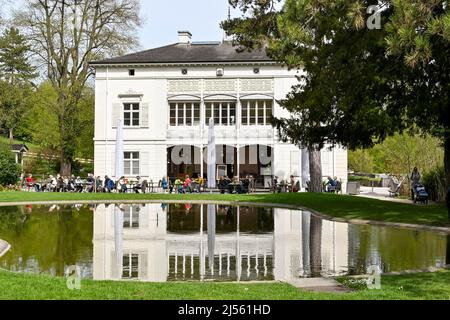 Bâle, Suisse - avril 2022: Les gens au café à l'arrière de la Villa Merian dans les jardins du Merian, un jardin botanique près du centre-ville Banque D'Images