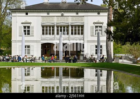 Bâle, Suisse - avril 2022: Les gens au café à l'arrière de la Villa Merian dans les jardins du Merian, un jardin botanique près du centre-ville Banque D'Images