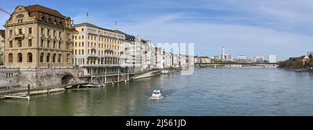 Bâle, Suisse - avril 2022 : bâtiments sur le Rhin, au centre de la ville, montrant la façade du luxueux Grand Hôtel les trois Rois. Banque D'Images