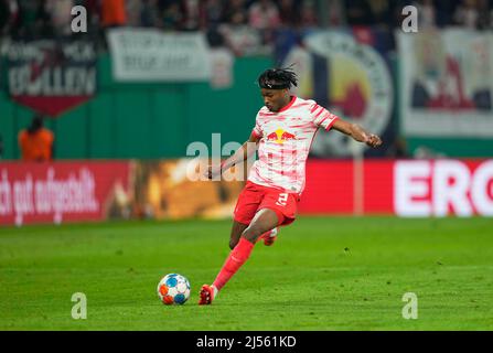 Red Bull Arena, Leipzig, Allemagne. 20th avril 2022. Mohamed Simakan de RB Leipzig tire pendant RB Leipzig contre FC Union Berlin, DFB-Pokal semi-finale à Red Bull Arena, Leipzig, Allemagne. Kim Price/CSM/Alamy Live News Banque D'Images