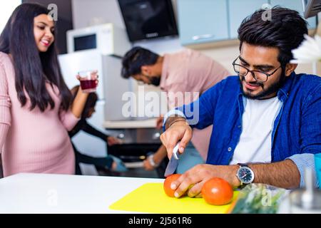 amis indiens se rafraîchi ensemble santé nourriture cuisine Banque D'Images