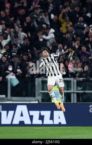 Turin, Italie, 20 avril 2022, , Federico Bernardeschi de Juventus FC fête ses célébrations après avoir marquant le premier but de son équipe lors de la demi-finale 2nd jambes de Coppa Italia entre Juventus FC et ACF Fiorentina au stade Allianz le 20 avril 2022 à Turin, en Italie. Banque D'Images