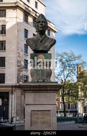 Buste de Jawaharlal Nehru, premier ministre de l'Inde 1947-64, à l'extérieur de la maison de Londres de l'Inde. Le buste a été dévoilé par le premier ministre John Major en 1991. Banque D'Images