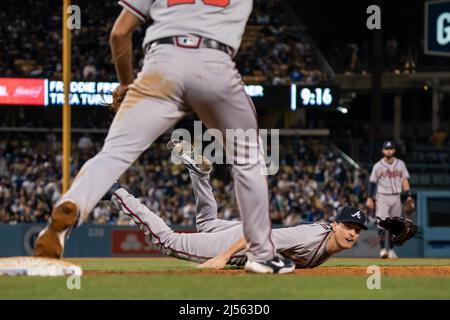 Atlanta Braves départ crucher Max Fried (54) regarde à la première base après qu'il a été tard lancer la balle à la première pendant un match MLB contre le Los Angel Banque D'Images