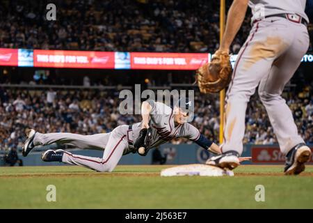 Atlanta Braves départ pichet Max Fried (54) tente de faire glisser le ballon à la première base pendant un match MLB contre les Los Angeles Dodgers, mardi, AP Banque D'Images