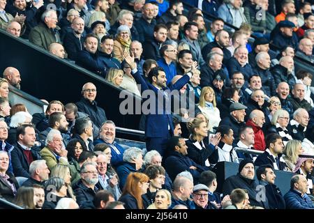 Newcastle United co - propriétaire Mehrdad Ghodoussi se dresse alors que le panneau des fans se dresse si vous aimez le toon, le 4/20/2022. (Photo de Mark Cosgrove/News Images/Sipa USA) crédit: SIPA USA/Alay Live News Banque D'Images