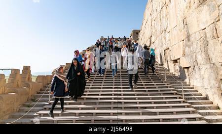 Persepolis, Iran - Mai 2019: Touristes visitant les ruines de Persepolis, la capitale de l'Empire Acheemenid détruit plus tard par Alexandre le grand. Histo Banque D'Images