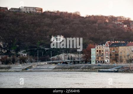 Gellért Hill nommé d'après Saint Gérard jeté à sa mort de la colline et l'arcade en forme de croissant avec sa statue de bronze, Budapest, Hongrie. Banque D'Images