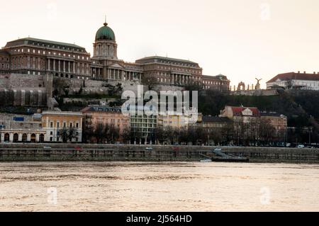 Château de Buda sur la colline du château sur le Danube à Budapest, Hongrie. Banque D'Images