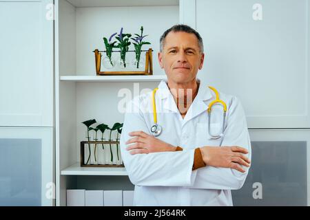 portrait d'un médecin masculin attentif avec stéthoscope regardant la caméra dans le bureau de clinique de l'industrie de la santé hospitalière Banque D'Images