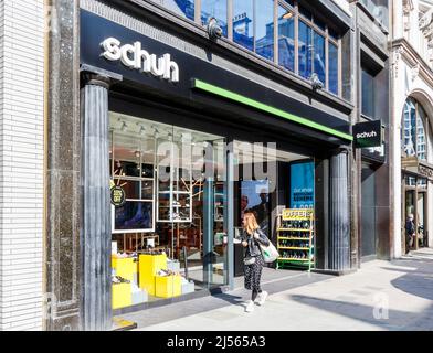 Une succursale de Schuh, le détaillant de chaussures, à Oxford Street, Londres, Royaume-Uni Banque D'Images