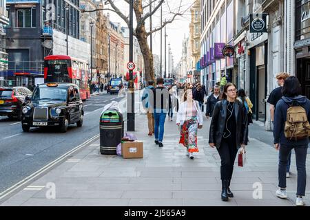 Les clients d'Oxford Street dans le West End de Londres, Londres, Royaume-Uni Banque D'Images