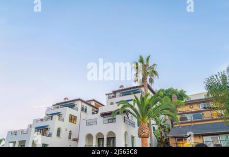 Maisons à plusieurs étages dans le quartier de San Clemente, Californie Banque D'Images