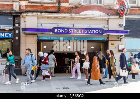 Piétons et navetteurs à l'extérieur de la station de métro Bond Street à Oxford Street, Londres, Royaume-Uni Banque D'Images