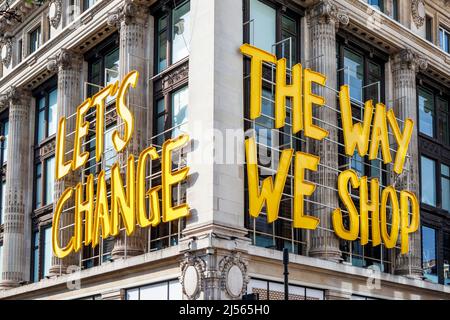 Un panneau au coin du magasin Selfridges à Oxford Street avec l'expression « change the Way We Shop », Londres, Royaume-Uni Banque D'Images