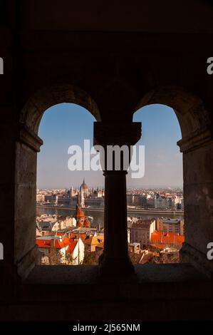 Le bâtiment du Parlement hongrois et le Danube vu du bastion des pêcheurs à Budapest, Hongrie. Banque D'Images