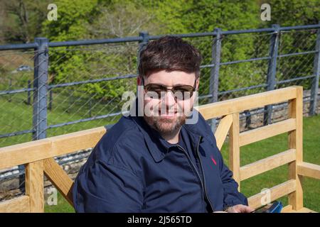 Homme assis sur un banc / Château de Powis et jardin Banque D'Images