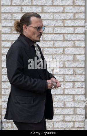 Fairfax, États-Unis d'Amérique. 19th avril 2022. L'acteur Johnny Depp revient dans la salle d'audience après avoir pris une pause dans son procès en diffamation au palais de justice du comté de Fairfax, à Fairfax, en Virginie, le mardi 19 avril 2022. Credit: Chris Kleponis/CNP/Sipa USA (RESTRICTION: PAS de journaux ou journaux New York ou New Jersey dans un rayon de 75 miles de New York) Credit: SIPA USA/Alay Live News Banque D'Images