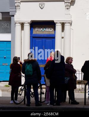 Londres, Grand Londres, Angleterre, avril 09 2022 : Dame ayant pris des photos à l'extérieur de la célèbre porte bleue, comme vu dans le film Notting Hill. Banque D'Images