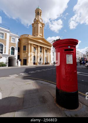 Londres, Grand Londres, Angleterre, avril 09 2022 : église St Peters à Notting Hill avec une boîte postale rouge au premier plan. Banque D'Images