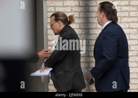 Fairfax, Virginie 19th avril 2022. L'acteur Johnny Depp revient dans la salle d'audience après avoir pris une pause dans son procès en diffamation au palais de justice du comté de Fairfax, à Fairfax, en Virginie, le mardi 19 avril 2022. Credit: Chris Kleponis/CNP (RESTRICTION: PAS de journaux ou journaux New York ou New Jersey dans un rayon de 75 miles de New York) Credit: dpa/Alay Live News Banque D'Images