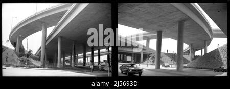 Épreuve en noir et blanc avec images de film de l'autoroute à Los Angeles, CA Banque D'Images