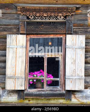 Détails architecturaux - magnifique encadrement de fenêtre près de vieilles maisons en bois. Culture russe traditionnelle Banque D'Images