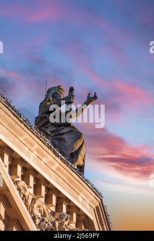 Belle statue à la main en risée sur le bâtiment Aubette dans le centre de Strasbourg place Kleber - ciel spectaculaire en arrière-plan Banque D'Images