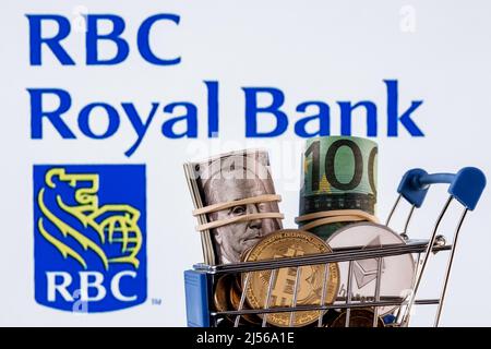 Crypto et devises traditionnelles dans le panier d'achat sur le fond du logo de la Banque Royale du Canada Banque D'Images