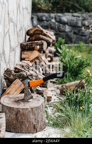 Hache pour le lit de bébé bâtons de bûches collés dans un arbre Banque D'Images